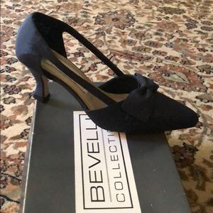 Bevelli Navy dress shoe w/bow size 6.5